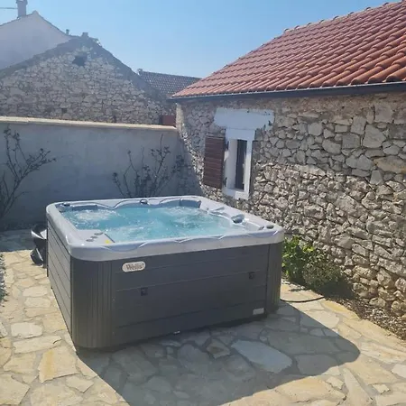 Villa With Private Pool And Jacuzzy Vila